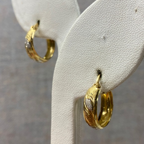 Classic 14k Yellow Gold Diamond Cut Textured Design Small Huggie Hoop Earrings - Picture 3 of 8